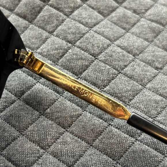 GENTLE MONSTER /LOVESOME Tale/Women Authentic Sunglasses Cat Eye Blk Gold - Picture 2 of 4